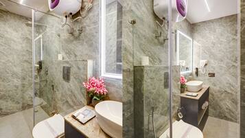 Deluxe Double Room | Bathroom | Free toiletries, slippers, soap, shampoo