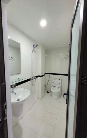 Estúdio básico, 1 cama Queen, vista para a cidade | Banheiro | Chuveiro, produtos de toalete grátis, secador de cabelo, chinelos