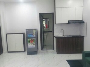Estúdio básico, 1 cama Queen, vista para a cidade | Opções para refeição no quarto