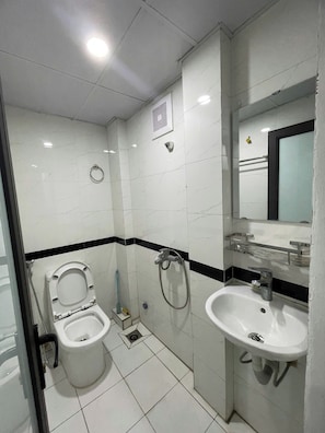 Bruser, gratis toiletartikler, hårtørrer, hjemmesko