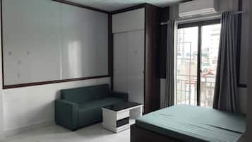 Studio de base, 1 grand lit, vue sur la ville | Bureau, rideaux dâobscurcissement, fer et planche Ă repasser
