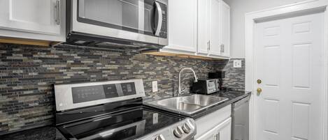 Micro-ondes, four, plaque de cuisson, lave-vaisselle