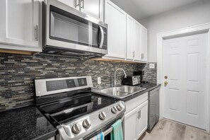 Micro-ondes, four, plaque de cuisson, lave-vaisselle