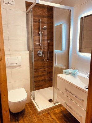 Regadera, toallas, jabón, papel de baño 