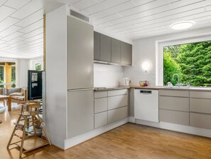 Kühlschrank, Mikrowelle, Ofen, Geschirrspüler