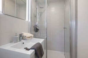 Dusche, Haartrockner, Handtücher