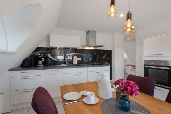 Fridge, oven, stovetop, dishwasher