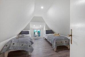 3 bedrooms, iron/ironing board, WiFi, bed sheets