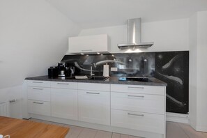 Fridge, oven, stovetop, dishwasher