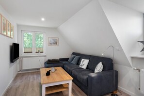 TV - Holiday Apartment 'Ronnie Woodward' with Shared Terrace, Communal Garden and Wi-Fi (Pellworm)