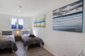 3 habitaciones, tabla de planchar con plancha, wifi y ropa de cama 