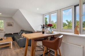 Dining - Holiday Apartment 'Ronnie Woodward' with Shared Terrace, Communal Garden and Wi-Fi (Pellworm)