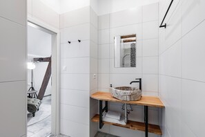 Shower, hair dryer, towels - Studio '8' with Shared Terrace, Wi-Fi and Air Conditioning (Ludwigsfelde)