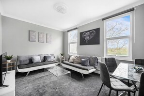 TV - 2 Bed Flat Forest Gate E7 0EA · Saved 10% | WiFi | Parking | Sleeps 6 (Greater London)