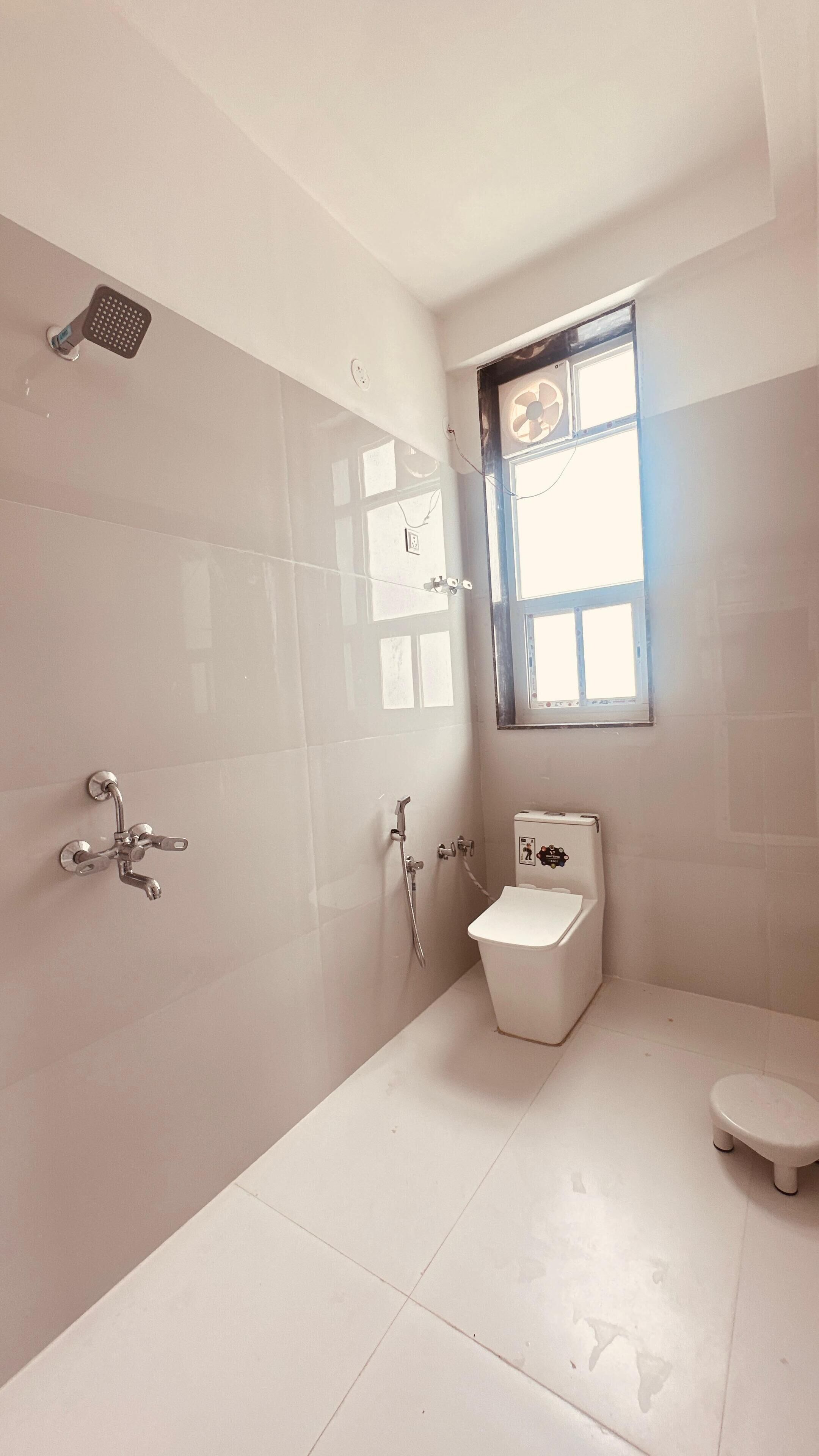 Habitación cuádruple básica | Baño | Ducha, toallas y jabón