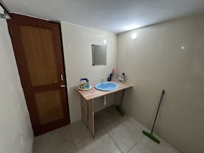 Chuveiro, secador de cabelo, bidê, toalhas de banho