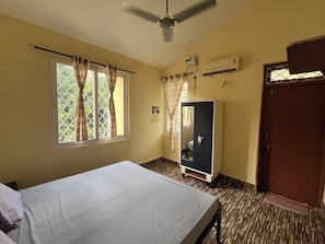 1 bedroom, bed sheets