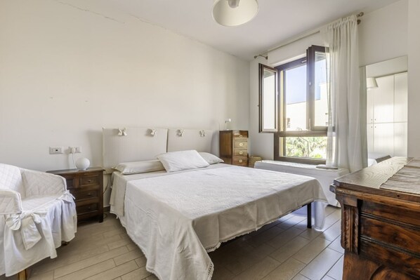 1 slaapkamer, een bureau, een strijkplank/strijkijzer, reisbedje
