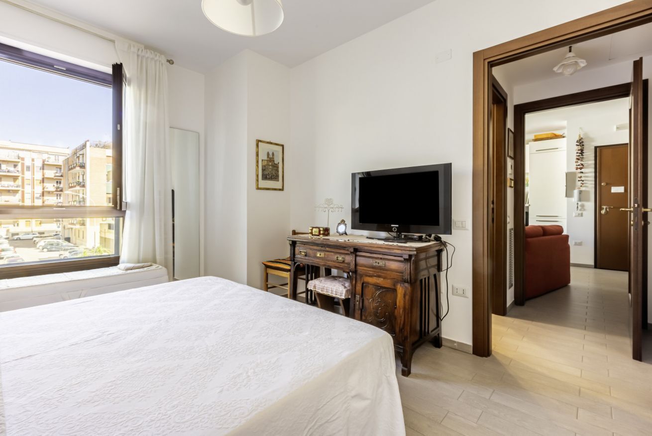 1 habitación, escritorio, tabla de planchar con plancha y cuna de viaje 