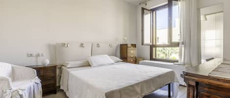 1 Schlafzimmer, Schreibtisch, Bügeleisen/Bügelbrett, Reisekinderbett