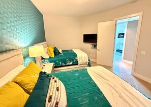 3 Schlafzimmer, Schreibtisch, Bügeleisen/Bügelbrett, Reisekinderbett
