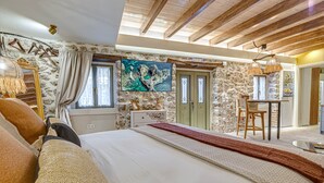 Une chambre à coucher avec un lit, un tableau, un bureau et une chaise.