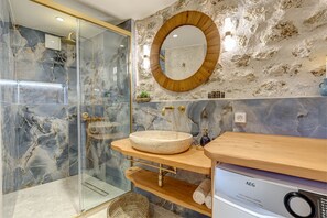Shower, hair dryer, towels