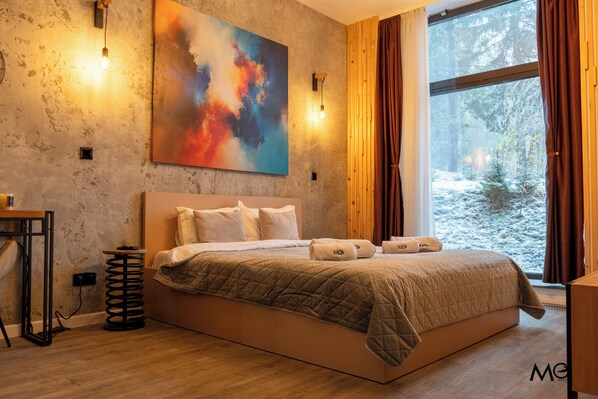 Premium bedding, memory-foam beds, desk, blackout curtains - MoHost Silver D - Luxury Apartment (Brașov)