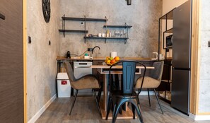 Deluxe Apartment, Balcony, Mountain View | Private kitchen | Fridge, microwave, oven, stovetop - MoHost Silver D - Luxury Apartment (Brașov)