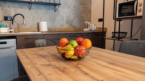 Apartemen Deluks, balkon, pemandangan gunung | Makan di kamar