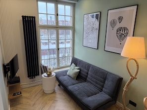 Smart-TV, Bücher, Stereoanlage