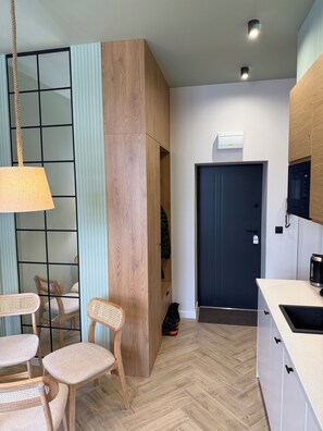 Mikrowelle, Herdplatte, Geschirrspüler