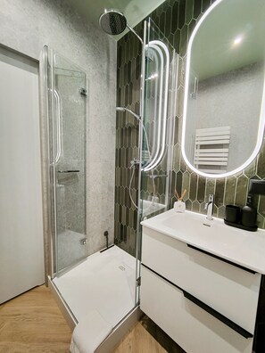 Shower, hair dryer, towels, soap - ✨Gdańsk Our Old Town Cozy Apartment⭐ (Gdańsk)