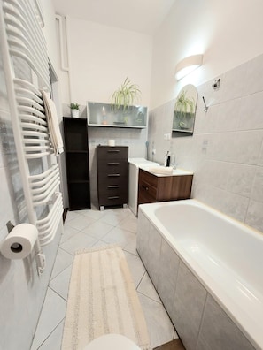 Sèche-cheveux, serviettes fournies, savon, papier toilette
