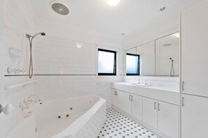 Hair dryer - Inverloch Dual Retreat  | Spa Bath | 400m to Beach (Inverloch)