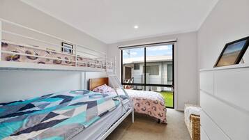 5 bedrooms, WiFi, bed sheets