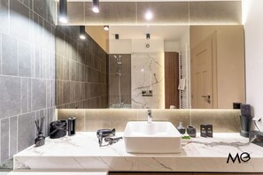 Apartemen Deluks, pemandangan gunung | Kamar mandi | Kombinasi shower/bathtub, pengering rambut, sandal, dan handuk