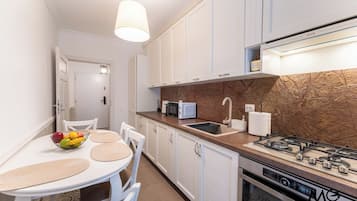 Appartement Deluxe, vue montagne | Cuisine privée | Grand réfrigérateur, micro-ondes, four, plaque de cuisson