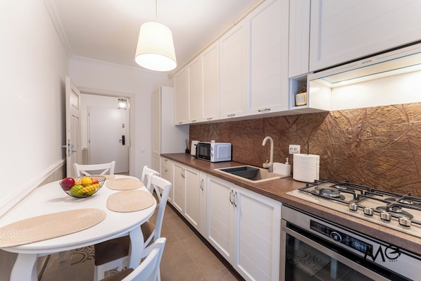 Deluxe Apartment, Mountain View | Private kitchen
