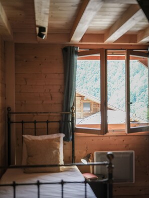 5 bedrooms, iron/ironing board, free WiFi, bed sheets