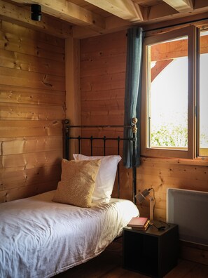 5 bedrooms, iron/ironing board, free WiFi, bed sheets