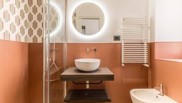 Deluxe-Doppel- oder -Zweibettzimmer | Badezimmer | Dusche, Haartrockner, Hausschuhe, Handtücher
