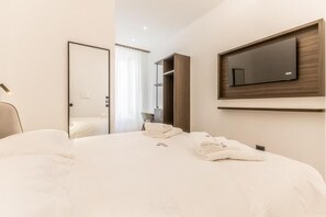 Deluxe Double or Twin Room | In-room safe, desk, laptop workspace, iron/ironing board