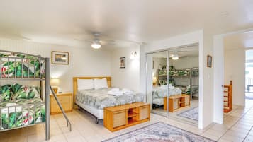 3 habitaciones, escritorio y tabla de planchar con plancha