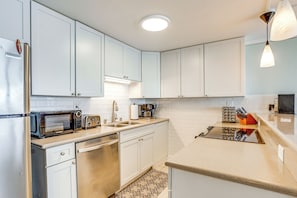 Fridge, microwave, stovetop, dishwasher