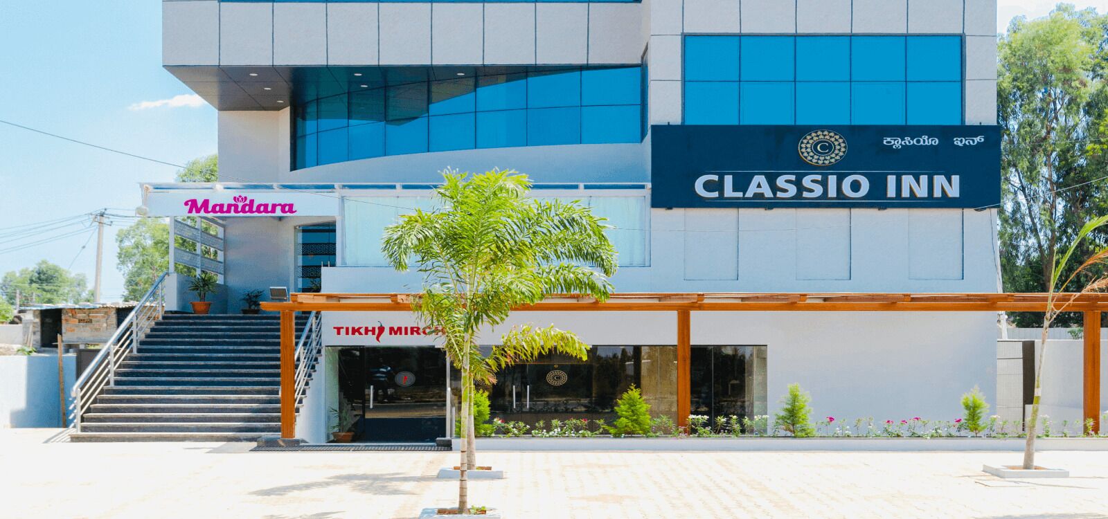 Deluxe Double Room | Living area | 80-cm flat-screen TV with cable channels