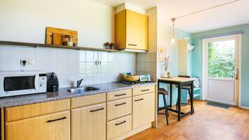 Een koelkast, een magnetron, een koffiezetapparaat/waterkoker