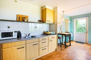 Kühlschrank, Mikrowelle, Wasserkocher mit Kaffee-/Teezubehör