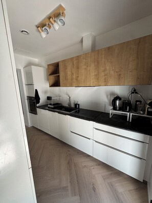 Four à micro-ondes, un four, surface de cuisson, lave-vaisselle