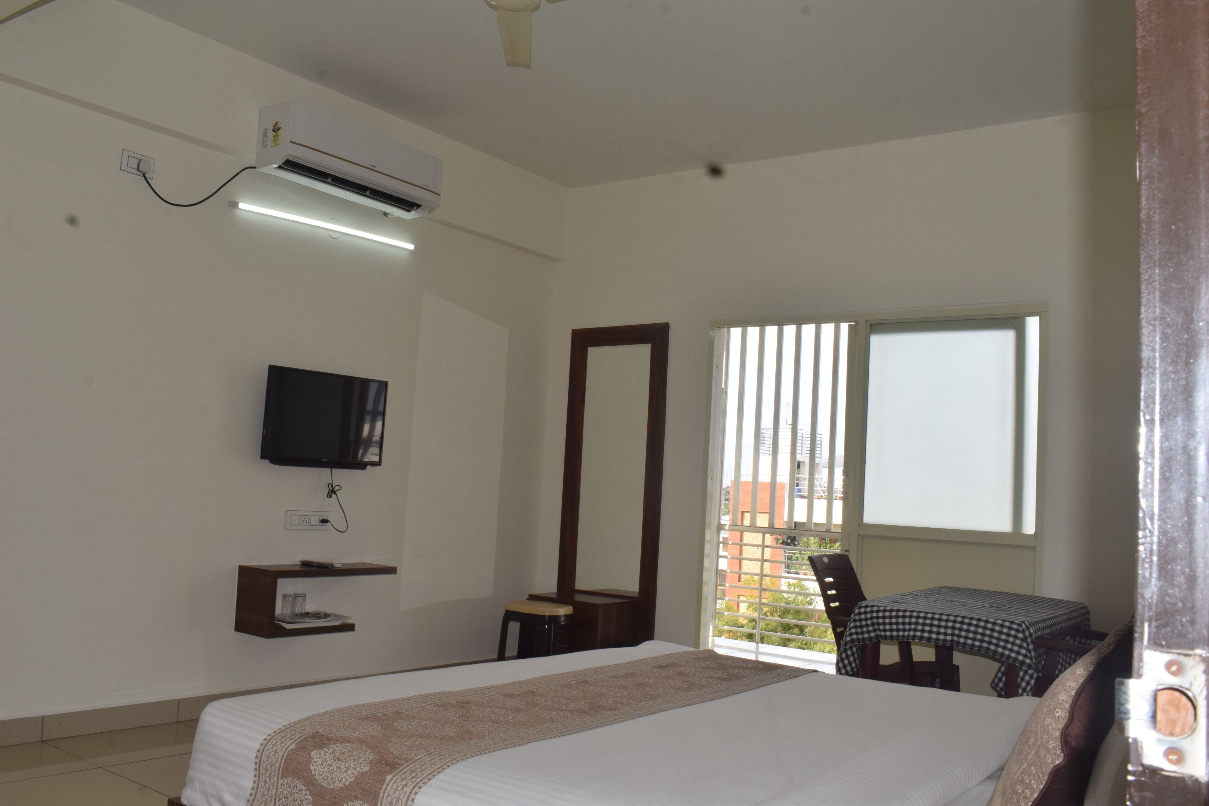 Deluxe Double Room, 1 King Bed, City View | Free WiFi